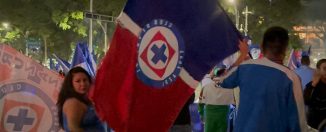 Ara y bandera, fotografía de Brenda Macías