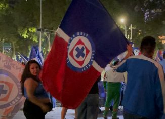 Ara y bandera, fotografía de Brenda Macías