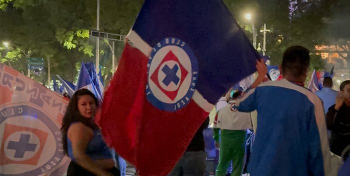 Ara y bandera, fotografía de Brenda Macías
