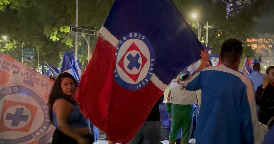 Ara y bandera, fotografía de Brenda Macías