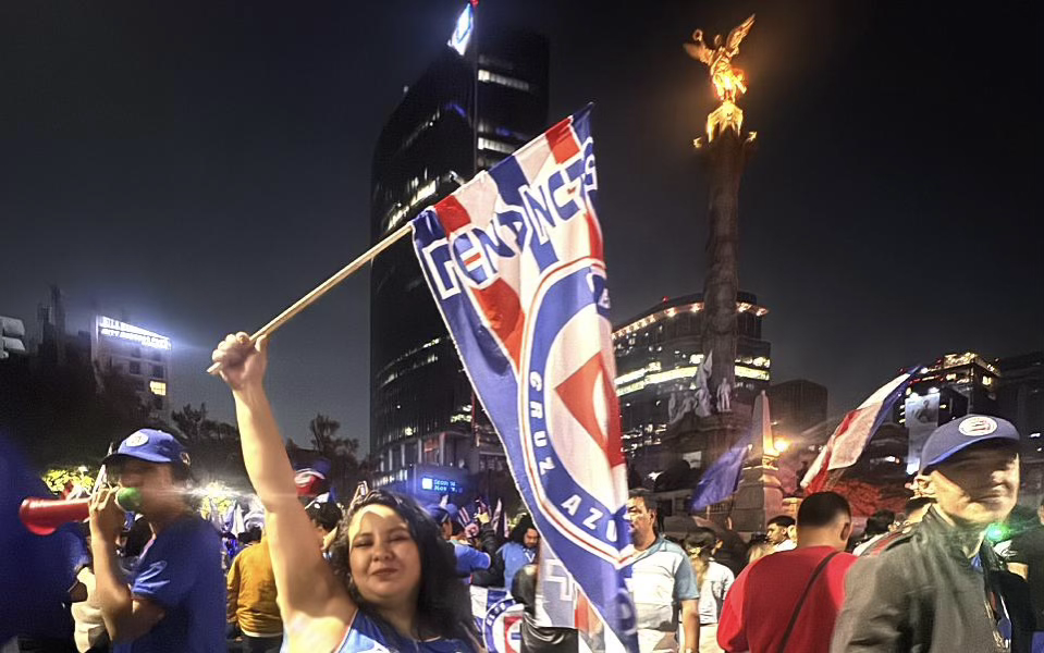 Ara y bandera, fotografía de Brenda Macías