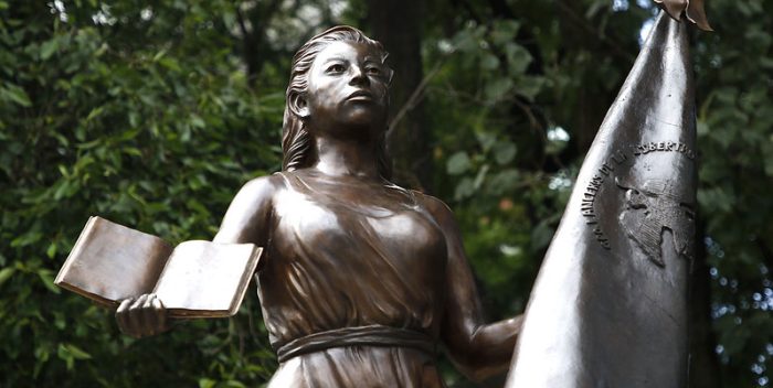 Avances y retrocesos: el caminar histórico de mujeres indígenas Escultura dedicada a todas las Forjadoras Anónimas de la República. Fotografía: Milton Martínez, 2020 / Secretaría de Cultura de la Ciudad de México. CC BY 2.0