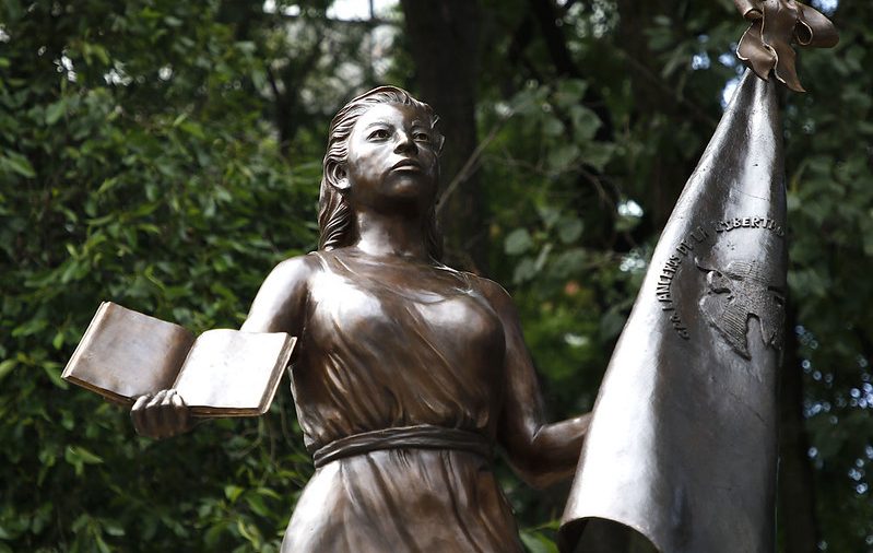 Escultura dedicada a todas las Forjadoras Anónimas de la República. Fotografía: Milton Martínez, 2020 / Secretaría de Cultura de la Ciudad de México. CC BY 2.0