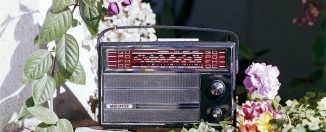 Radio portátil. Fotografía realizada durante la actividad del Estudio Mário Novais: 1933-1983.. Recuperada de Flickr. CC BY-NC-ND 2.0