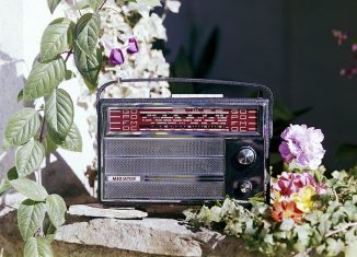 Radio portátil. Fotografía realizada durante la actividad del Estudio Mário Novais: 1933-1983.. Recuperada de Flickr. CC BY-NC-ND 2.0