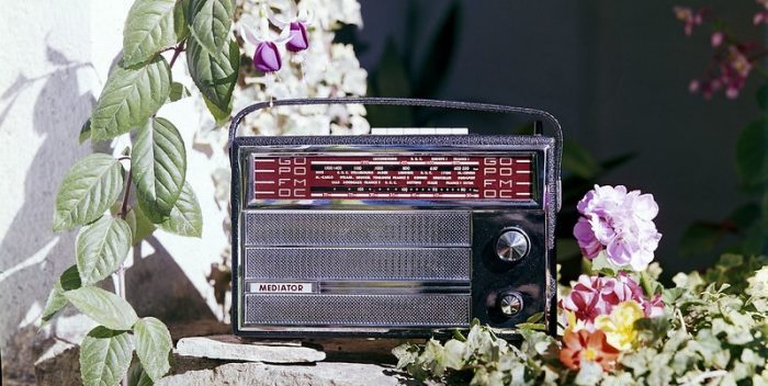 Radio portátil. Fotografía realizada durante la actividad del Estudio Mário Novais: 1933-1983.. Recuperada de Flickr. CC BY-NC-ND 2.0