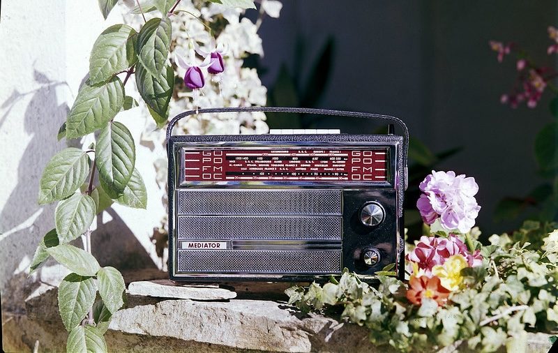 Radio portátil. Fotografía realizada durante la actividad del Estudio Mário Novais: 1933-1983.. Recuperada de Flickr. CC BY-NC-ND 2.0
