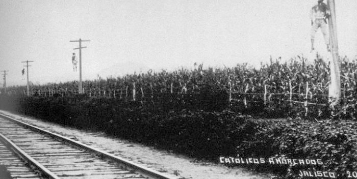 Cristeros colgados de postes de luz en Jalisco, 1927. Museo Nacional Cristero. Recuperado de Wikimedia Commons. Dominio público.