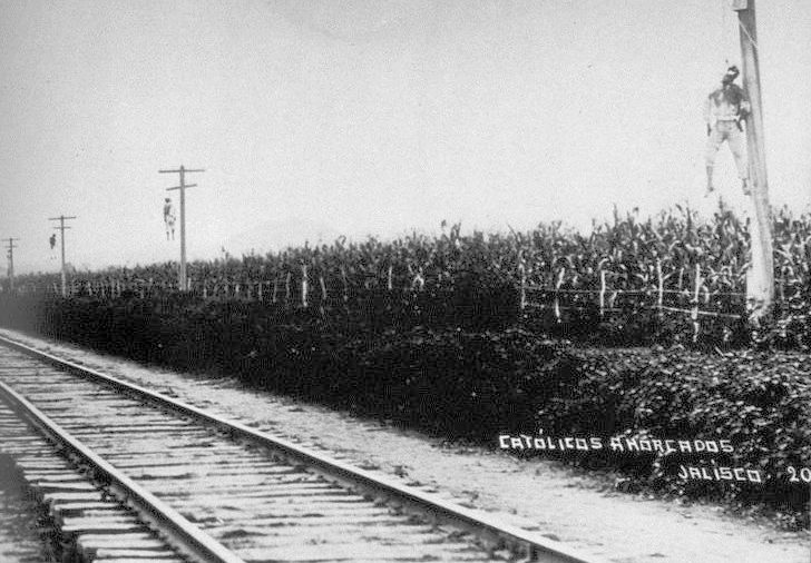 Cristeros colgados de postes de luz en Jalisco, 1927. Museo Nacional Cristero. Recuperado de Wikimedia Commons. Dominio público.