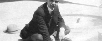 Federico García Lorca en un patio de la Alhambra de Granada, hacia 1922. Imagen de dominio público recuperada de Wikimedia Commons.