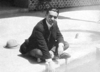 Federico García Lorca en un patio de la Alhambra de Granada, hacia 1922. Imagen de dominio público recuperada de Wikimedia Commons.
