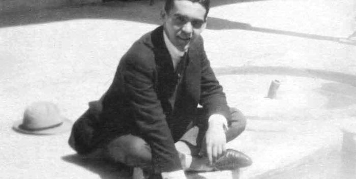 Federico García Lorca en un patio de la Alhambra de Granada, hacia 1922. Imagen de dominio público recuperada de Wikimedia Commons.