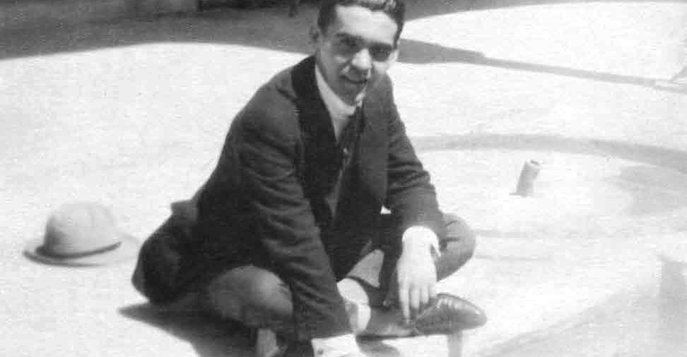 Federico García Lorca en un patio de la Alhambra de Granada, hacia 1922. Imagen de dominio público recuperada de Wikimedia Commons.