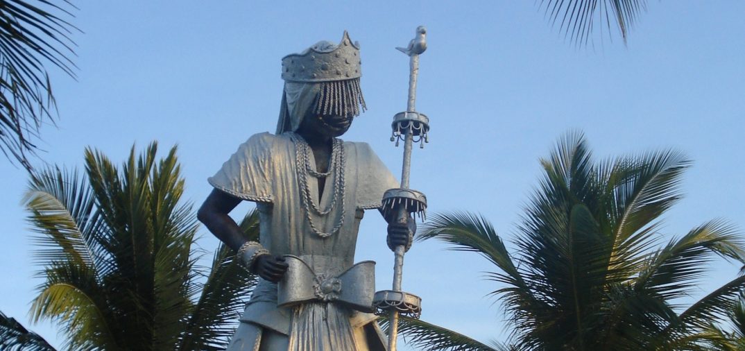 Estatua de Obatalá en Costa do Sauípe, Bahía, Brasil. Fotografía de Isha. Recuperado de Wikimedia Commons. CC BY 3.0