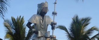 Estatua de Obatalá en Costa do Sauípe, Bahía, Brasil. Fotografía de Isha. Recuperado de Wikimedia Commons. CC BY 3.0