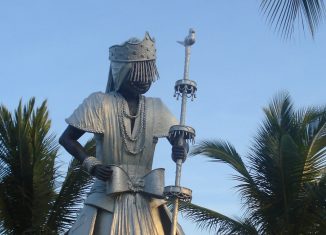 Estatua de Obatalá en Costa do Sauípe, Bahía, Brasil. Fotografía de Isha. Recuperado de Wikimedia Commons. CC BY 3.0