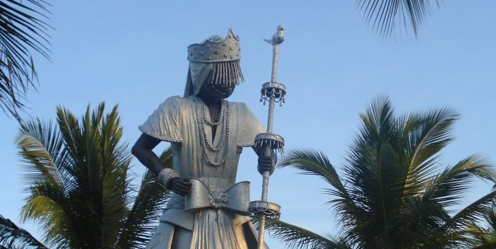 Estatua de Obatalá en Costa do Sauípe, Bahía, Brasil. Fotografía de Isha. Recuperado de Wikimedia Commons. CC BY 3.0