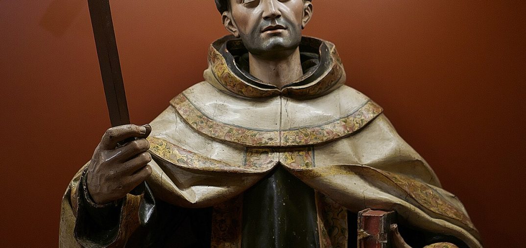 Escultura de San Juan de la Cruz, por Antonio de Paz, en el Convento de los Padres Carmelitas Descalzos, Alba de Tormes. Fotografía de Jl FilpoC, 2022. Recuperada de Wikimedia Commons. CC BY-SA 4.0