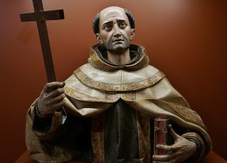 Escultura de San Juan de la Cruz, por Antonio de Paz, en el Convento de los Padres Carmelitas Descalzos, Alba de Tormes. Fotografía de Jl FilpoC, 2022. Recuperada de Wikimedia Commons. CC BY-SA 4.0