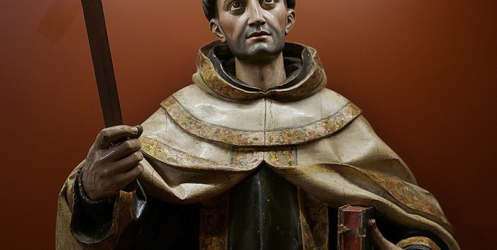 EL DOCTOR DE LA NOCHE OSCURA. Escultura de San Juan de la Cruz, por Antonio de Paz, en el Convento de los Padres Carmelitas Descalzos, Alba de Tormes. Fotografía de Jl FilpoC, 2022. Recuperada de Wikimedia Commons. CC BY-SA 4.0