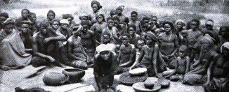 Yorubas del monte Ado, 1900. Fotografía de Augustus Ferryman. Dominio público.