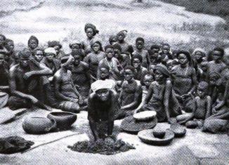 Yorubas del monte Ado, 1900. Fotografía de Augustus Ferryman. Dominio público.