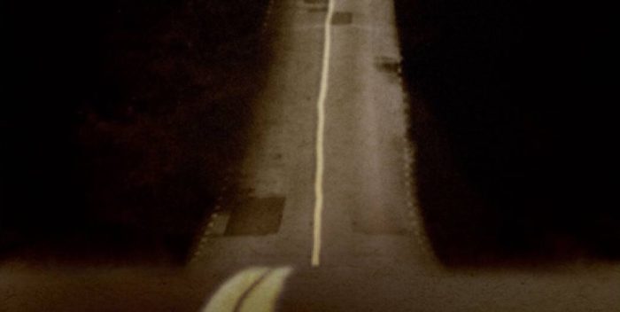 <em>La carretera</em> de Cormac McCarthy, donde la esperanza arde hasta la ruina Portada de "La carretera", Cormac McCarthy. DeBolsillo, 2007.