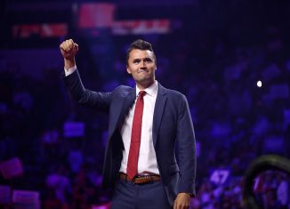 Fotografía de Charlie Kirk en el Trump rally, Arizona, 2024. Por Gage Skidmore. Wikimedia Commons. CC BY-SA 2.0.