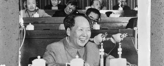 DE CUANDO UNA VEZ ME MIRÓ MAO Y YO LO MIRÉ DE VUELTA Fotografía de Mao Tse Tung, 1963. Archivos Nacionales de los Países Bajos. Dominio público.