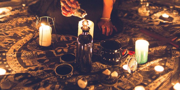 Reflexiones sobre brujas y demonios Fotografía de Erik Mclean, 2020. Recuperada de Pexels.